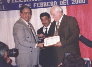 Don Gregorio recibiendo la medalla de Diego de Villarreal en “El Carmen, NL Don Gregorio recibiendo la medalla de Diego de Villarreal en “El Carmen, NL”